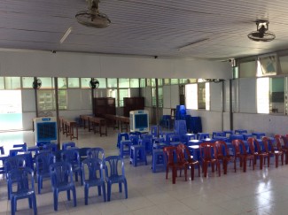 grande salle avec les climatiseurs