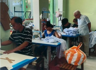 L'atelier de Sylvain - ouvriers travaillant sur leur machine à coudre